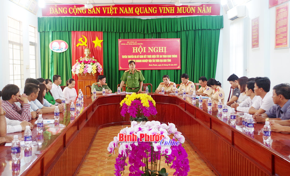 Đại tá Dương Văn Mạnh, Phó giám đốc Công an tỉnh phát biểu tại buổi ký cam 