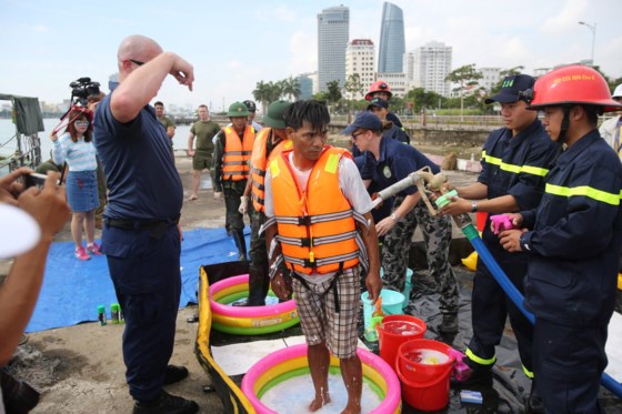 Việt Nam, Hoa Kỳ diễn tập cứu nạn và ứng phó sự cố tràn dầu trên sông ảnh 7