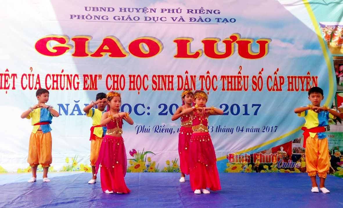 Điệu múa Alibaba do thí sinh lứa tuổi tiểu học biểu diễn