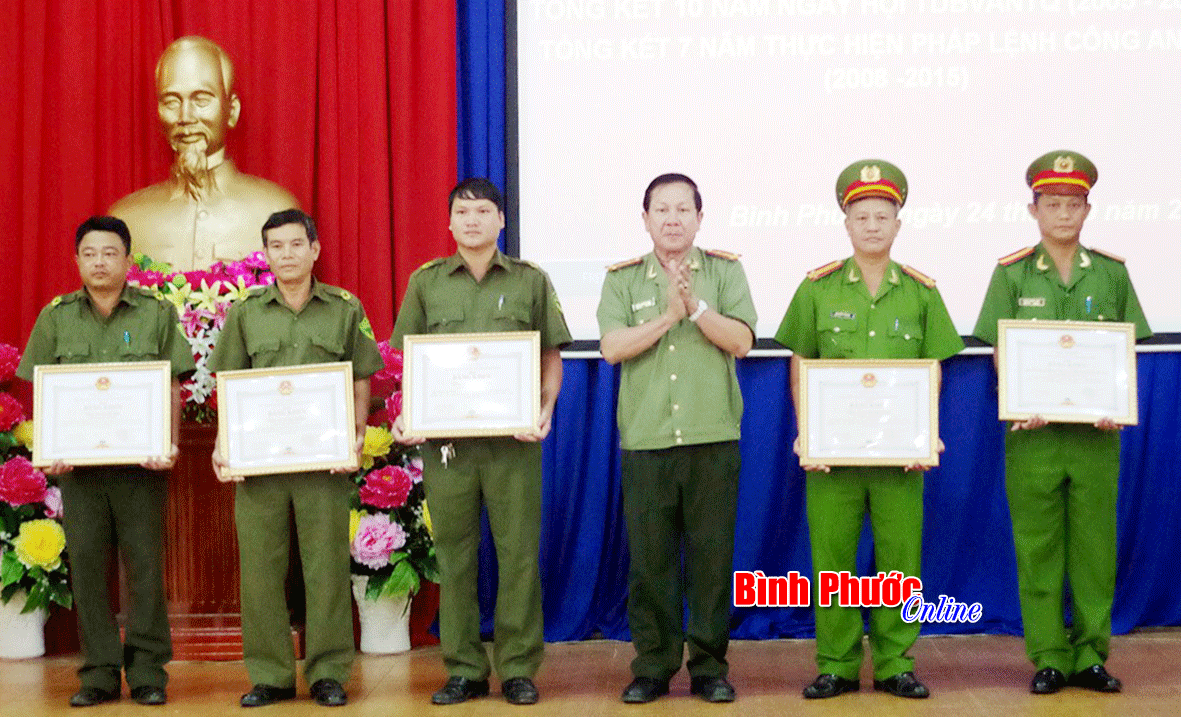 Thị xã Phước Long là một trong những đơn vị thực hiện tốt phong trào Toàn dân bảo vệ an ninh Tổ quốc năm 2016. (Trong ảnh, Đại tá Trần Thắng Phúc, Giám đốc Công an tỉnh tặng giấy khen cho các tập thể, cá nhân có thành tích xuất sắc trong phong trào Toàn dân bảo vệ an ninh Tổ quốc năm 2016)