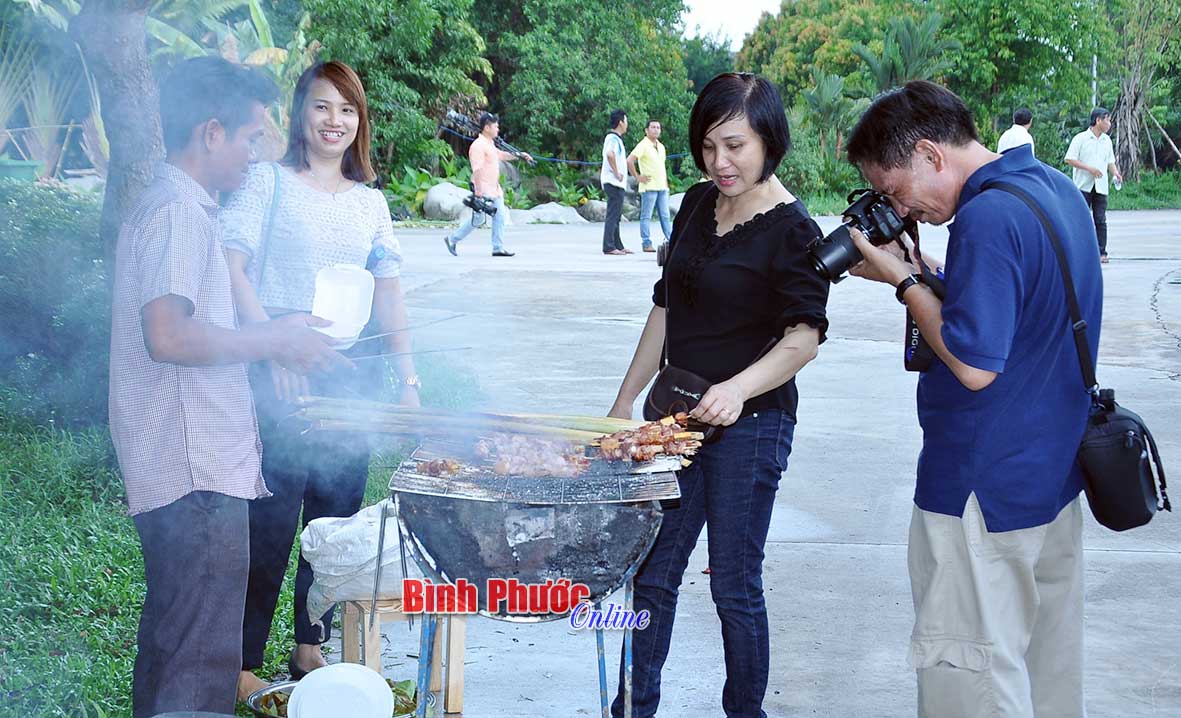 7. Đến với festival lần này, đoàn Bình Phước giới thiệu nhiều món ăn đặc sản, như cơm lam, đọt măng nướng, lá nhíp, thịt heo rừng nướng... được đông đảo du khách thưởng thức