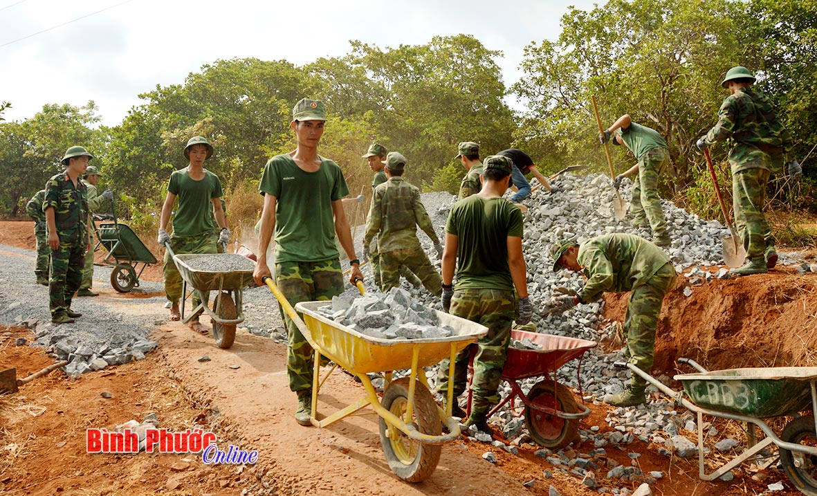 Chiến sĩ hăng hái tham gia giúp dân làm đường nông thôn mới