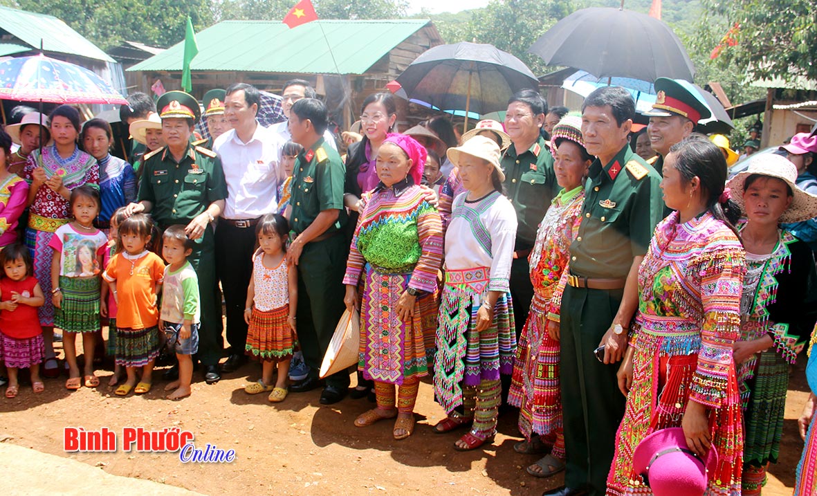 Đoàn công tác của Quốc hội do Đại tướng Đỗ Bá Tỵ làm trưởng đoàn trong chuyến thăm và làm việc với Trung đoàn 720 đã đến thăm hỏi, động viên, nói chuyện với đồng bào Mông ở bản Sín Chải