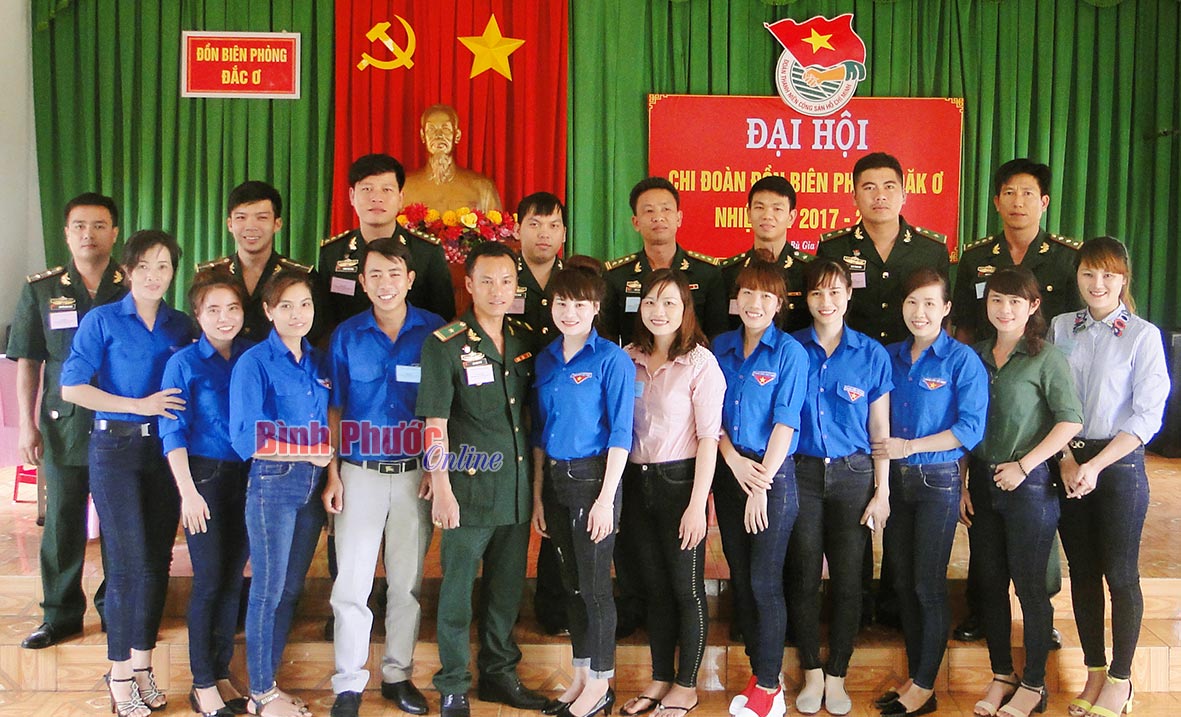 Các đại biểu chụp hình lưu niệm với Ban chấp hành Chi đoàn Đồn biên phòng Bù Gia Mập