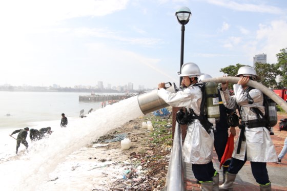 Việt Nam, Hoa Kỳ diễn tập cứu nạn và ứng phó sự cố tràn dầu trên sông ảnh 4