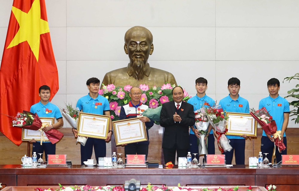 Thủ tướng Nguyễn Xuân Phúc trao tặng Huân chương Lao động hạng Nhất cho Tập thể Đội tuyển U23 Việt Nam; Huân chương Lao động hạng Ba cho thủ môn Bùi Tiến Dũng, tiền vệ Nguyễn Quang Hải và huấn luyện viên Park Hang-seo. (Ảnh: Thống Nhất/TTXVN)