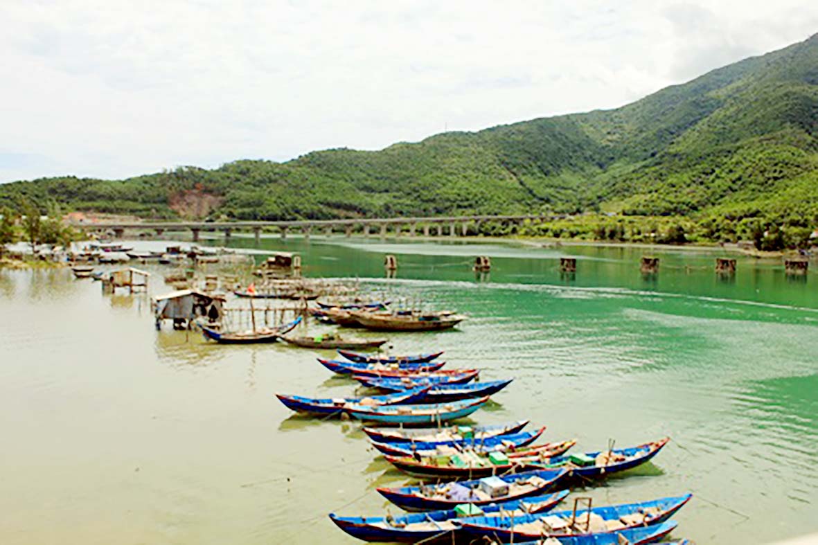 Làng chài Lăng Cô nhìn từ chân đèo Hải Vân