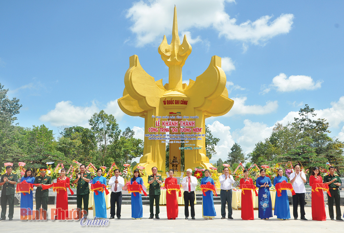 Các đồng chí lãnh đạo Bộ Quốc phòng, Quân khu 7; lãnh đạo, nguyên lãnh đạo tỉnh qua các thời kỳ cắt băng khánh thành đài tưởng niệm tại Khu di tích quốc gia đặc biệt Căn cứ Miền Tà Thiết - Ảnh: Thanh Mảng