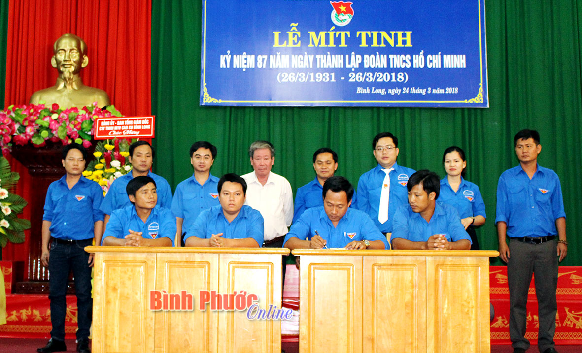 Lãnh đạo Tỉnh đoàn, Đoàn thanh niên tập đoàn và lãnh đạo công ty chứng kiến ký kết thi đua giữa các đoàn cơ sở, chi đoàn trực thuộc Đoàn thanh niên công ty