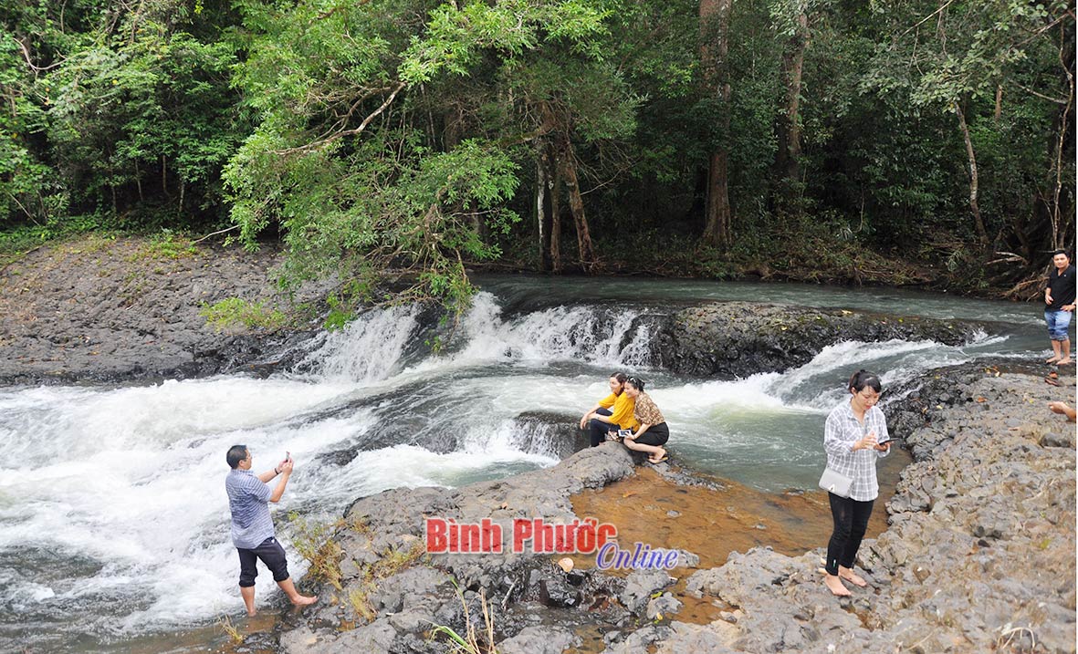 Du khách tham quan, chụp hình tại khu vực giếng trời ở thác Đắk Bô