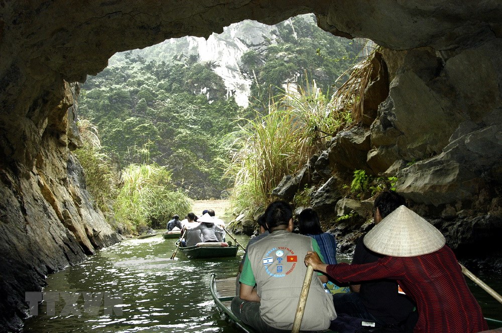 Du khách trong nước và quốc tế du thuyền thăm quan khu du lịch sinh thái Tràng An thuộc xã Trường Yên, huyện Hoa Lư. (Ảnh: Đình Huệ/TTXVN)