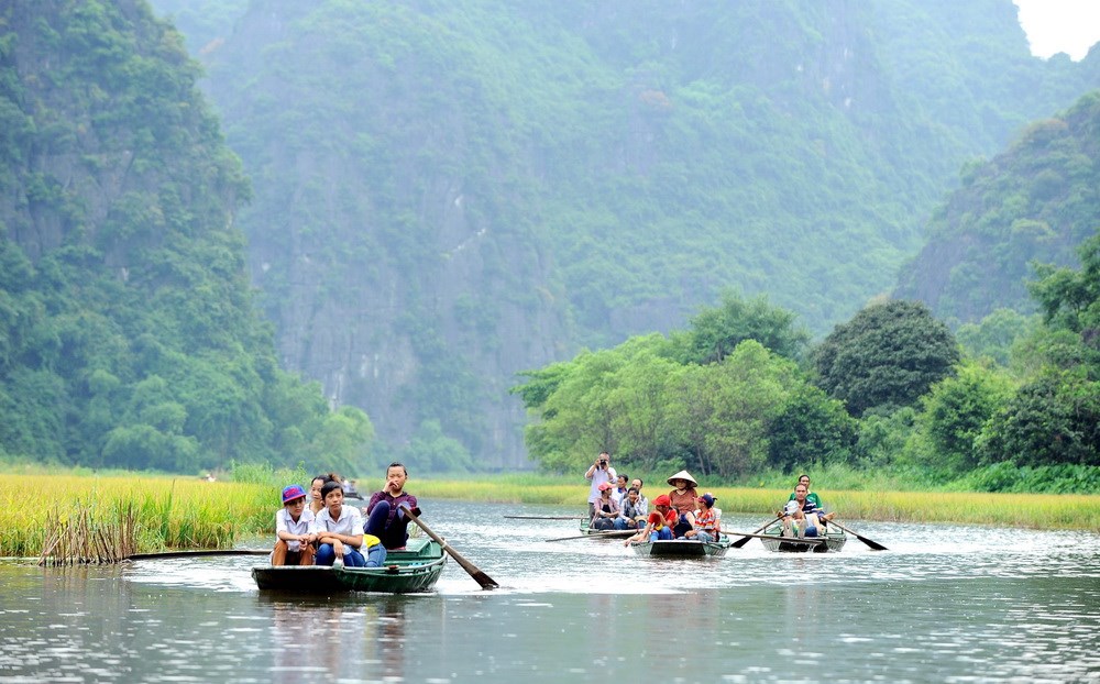 Đến với Tràng An, du khách được sống trong một thế giới tự nhiên sống động, đầy quyến rũ và thú vị với vẻ đẹp hài hòa của không gian non nước, bầu trời mà không nơi nào có được. (Ảnh: Minh Đức/TTXVN)