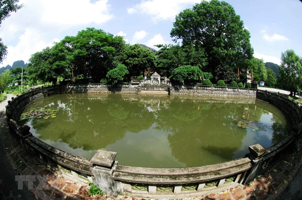 Hồ bán nguyệt tại đền thờ Vua Đinh Tiên Hoàng, nơi lưu dấu nhiều giá trị văn hóa, lịch sử, nghệ thuật kiến trúc, tâm linh. (Ảnh: Minh Đức/TTXVN)