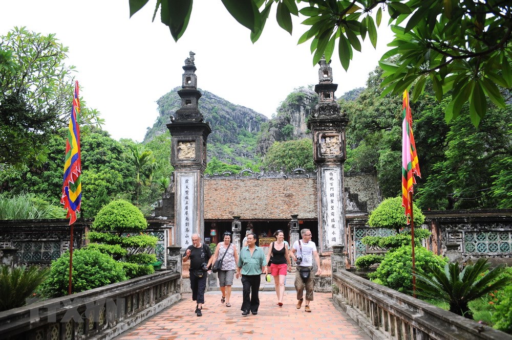 Hồ bán nguyệt tại đền thờ Vua Đinh Tiên Hoàng, nơi lưu dấu nhiều giá trị văn hóa, lịch sử, nghệ thuật kiến trúc, tâm linh. (Ảnh: Minh Đức/TTXVN)