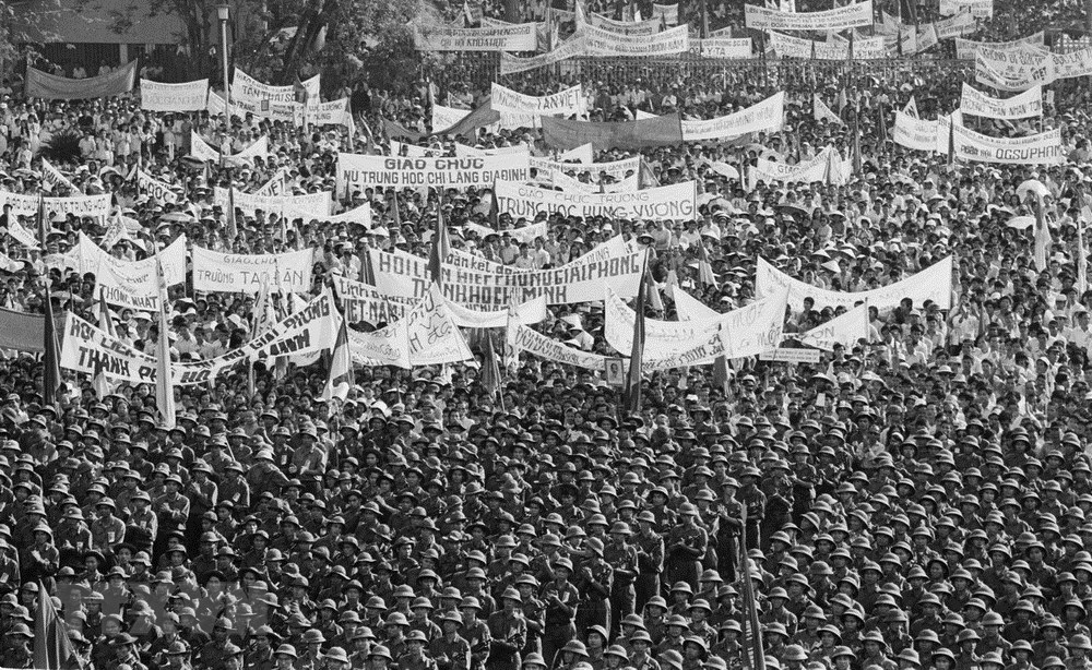 Nhân dân Sài Gòn mít tinh chào mừng Uỷ ban quân quản thành phố ra mắt ngày 7/5/1975. (Ảnh: Minh Lộc/TTXVN)