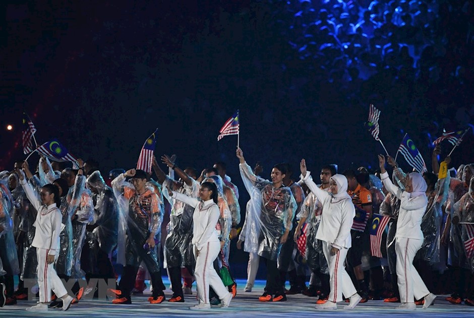 Đoàn vận động viên Malaysia tiến vào sân vận động Gelora Bung Karno ở thủ đô Jakarta, Indonesia trong lễ bế mạc ASIAD 2018 tối 2/9. (Nguồn: THX/TTXVN)