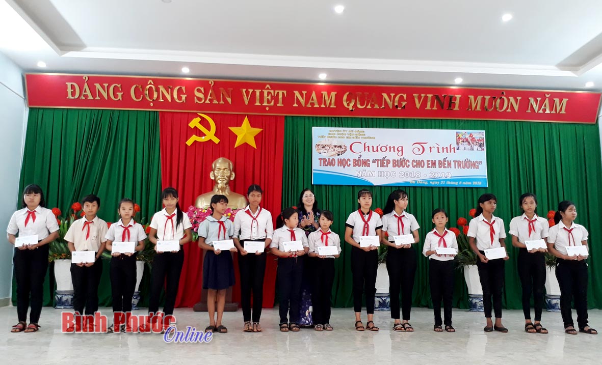 Học sinh nhận học bổng tại buổi lễ 