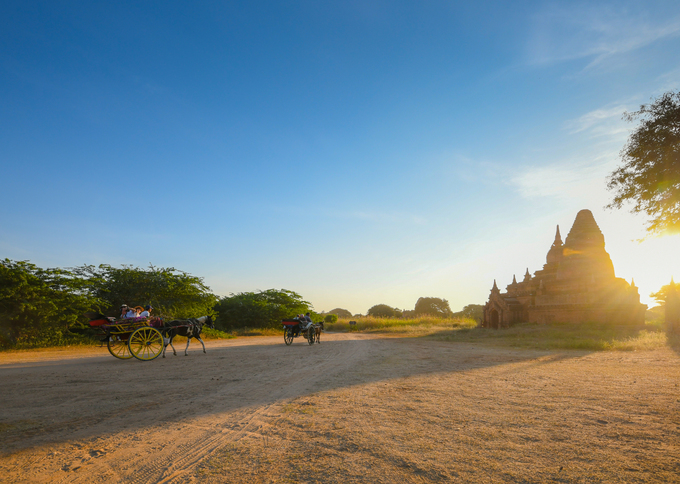 Khám phá thành phố vạn đền trên lưng ngựa ở Myanmar