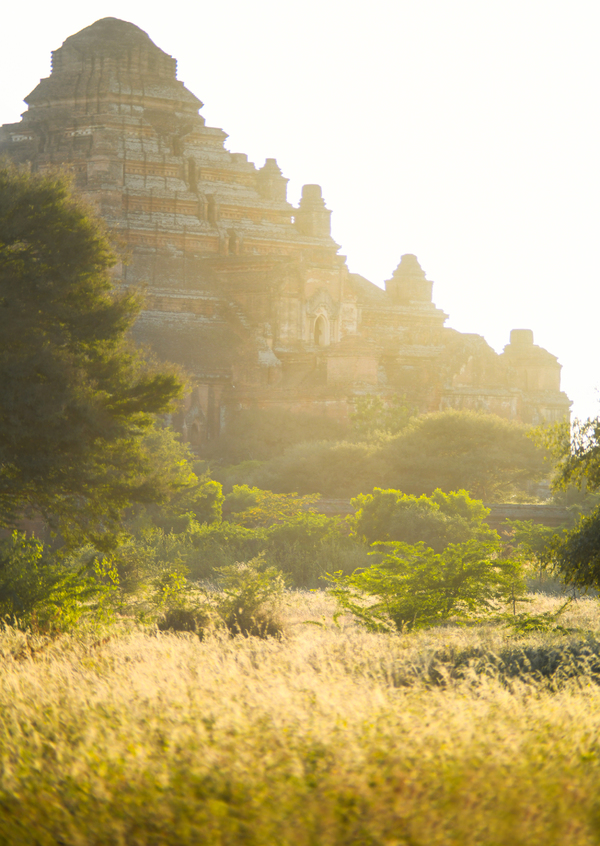 Khám phá thành phố vạn đền trên lưng ngựa ở Myanmar