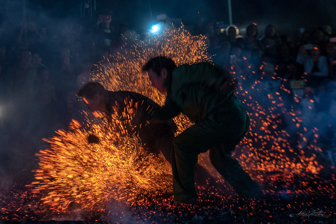 Lễ hội nơi trai tráng thi nhau lao vào đống lửa ở Hà Giang