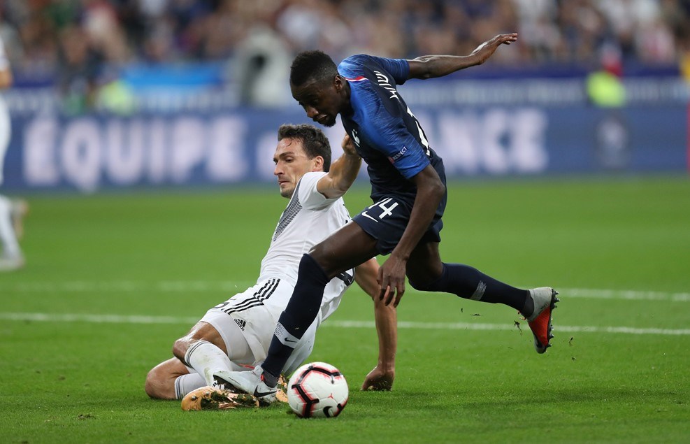 Chưa dừng ở đó,17 phút sau, Pháp còn được hưởng penalty sau khi Hummels cản ngã Matuidi trong vòng cấm.