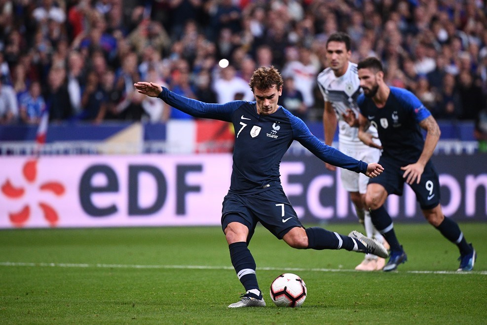 Trên chấm 11m, Antoine Griezmann là người lĩnh trách nhiệm thực hiện cú sút...