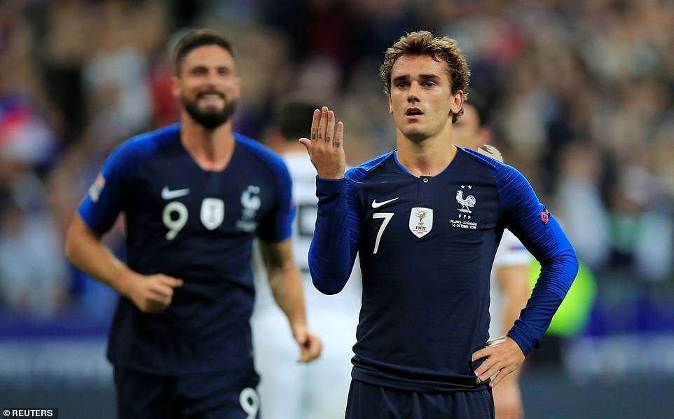 Antoine Griezmann đã sắm vai người hùng của Pháp với một cú đúp vào lưới Manuel Neuer.