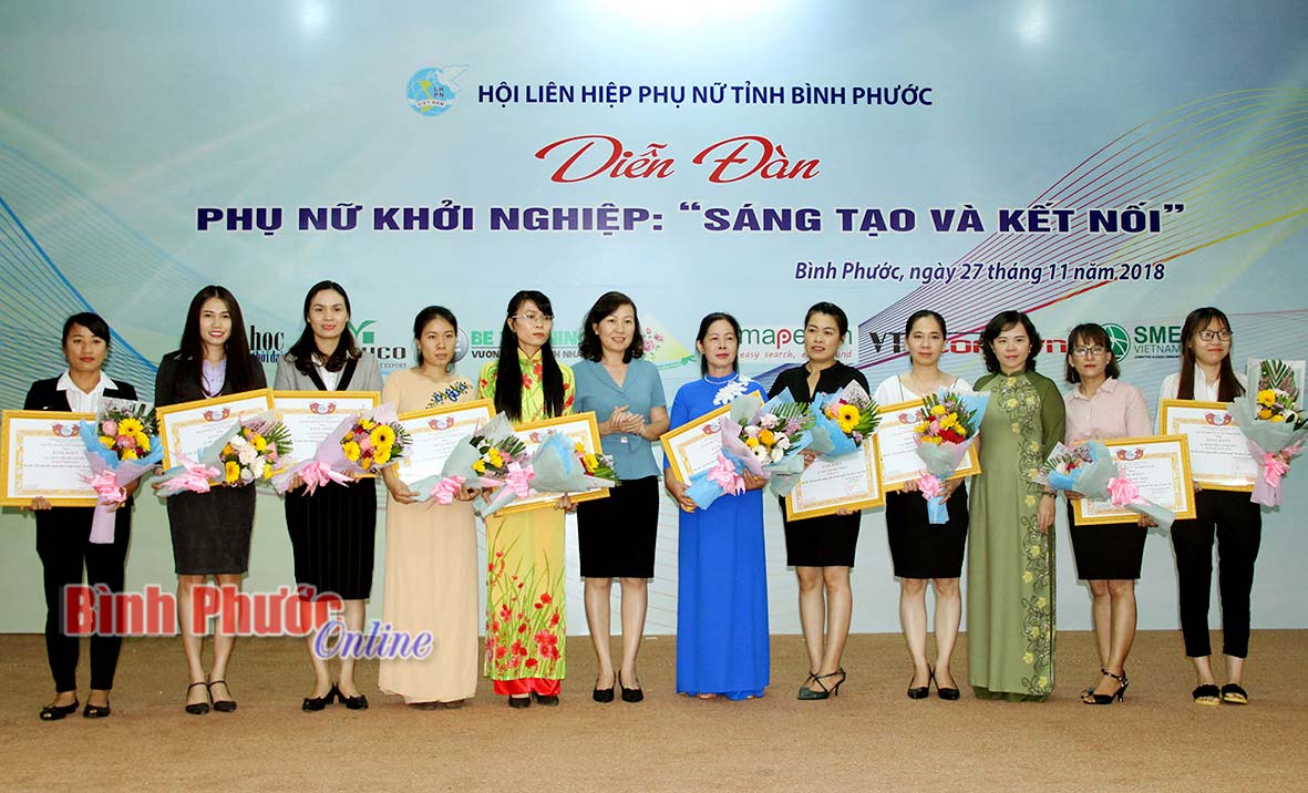 Chị Nông Thị Lệ (thứ 6 từ phải qua) nhận bằng khen của Hội LHPN tỉnh về giải nhất ý tưởng “Phụ nữ khởi nghiệp, khởi sự kinh doanh” năm 2018