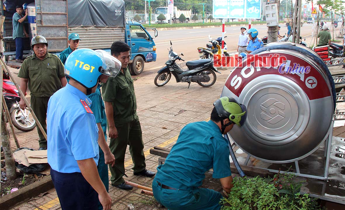 Lực lượng Thanh tra giao thông tỉnh phối hợp dân quân, công an, các hội đoàn thể phường Tiến Thành ra quân xử lý hộ kinh doanh lấn chiếm vỉa hè trên địa bàn