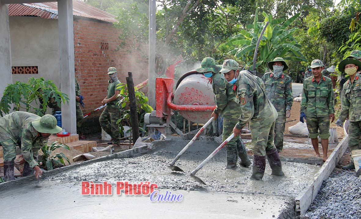 Dù thời tiết những ngày qua nắng nóng, khối lượng công việc nhiều nhưng cán bộ, chiến sĩ không ngại khó khăn, gian khổ đã hoàn thành các tuyến đường trước sự phấn khởi, vui mừng của nhân dân địa bàn. Trong ảnh, các cán bộ, chiến sĩ đổ bê tông tuyến đường tại ấp Sóc Lớn.