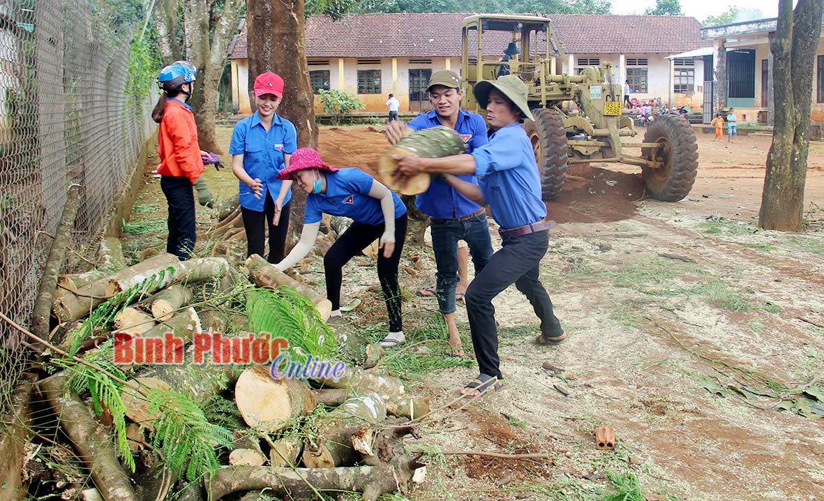 Chi đoàn thôn Sơn Tân dọn vệ sinh tại điểm trường mẫu giáo thôn