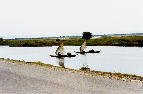 Thuyền nhỏ ven sông.