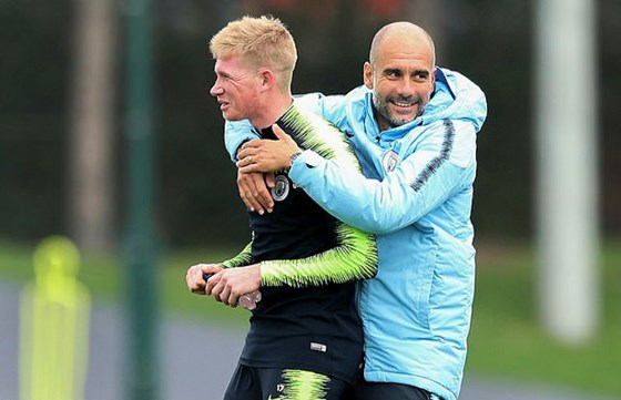 Kevin De Bruyne và HLV Pep Guardiola vui đùa ở buổi tập hôm thứ ba. Ảnh: Getty Images    