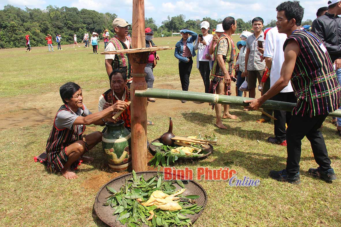 Một trong những nghi lễ cúng thần linh trong lễ hội kết bạn của người Mơnông.