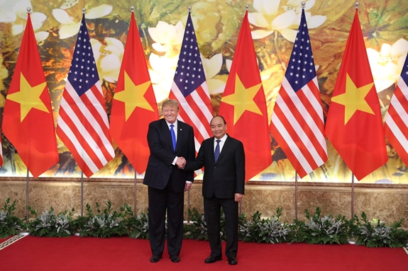 Thủ tướng Nguyễn Xuân Phúc đón Tổng thống Hoa Kỳ Donald Trump.