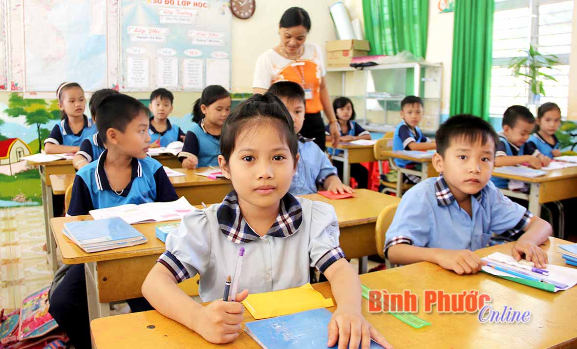 Bé Trần Thị Thu Huế đang học lớp 2