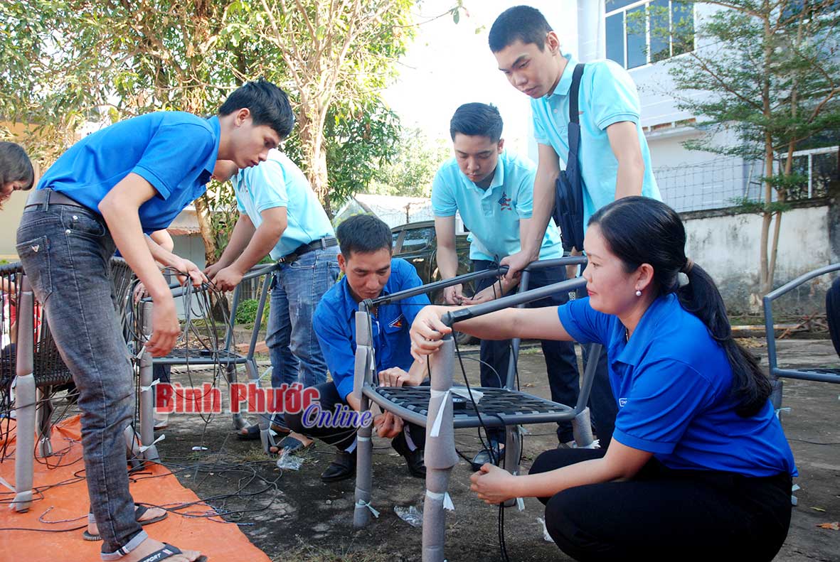 Thanh niên hào hứng tham gia học việc đan lát mẫu ghế công nghiệp để xuất khẩu ra nước ngoài