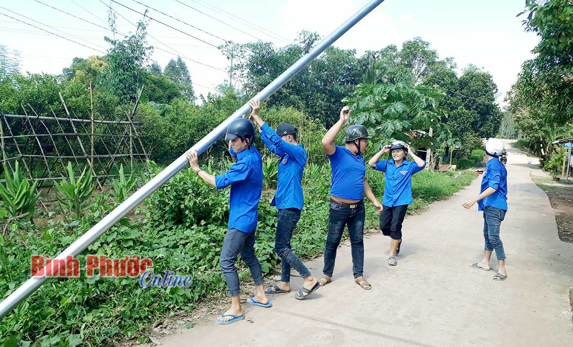 Thành đoàn Đồng Xoài bàn giao công trình thanh niên “Thắp sáng đường đô thị” tại phường Tân Bình