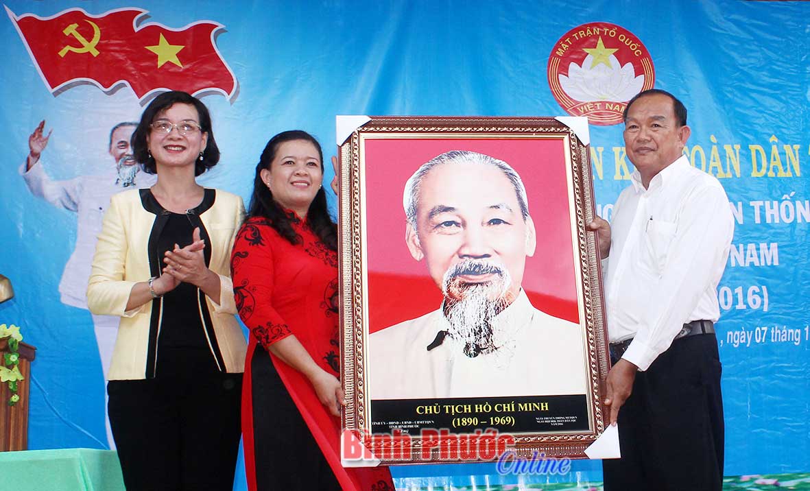 Đồng chí Trần Tuyết Minh, Ủy viên Ban Thường vụ, Trưởng ban Tuyên giáo Tỉnh ủy trao tặng bức chân dung Chủ tịch Hồ Chí Minh cho khu dân cư văn hóa tiêu biểu Thạnh Phú