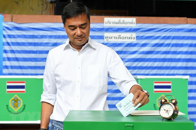 Cựu Thủ tướng Thái Lan Abhisit Vejjajiva, lãnh đạo đảng Dân chủ, bỏ phiếu tổng tuyển cử tại điểm bầu cử ở Bangkok ngày 24/3 vừa qua. (Ảnh: AFP/TTXVN)