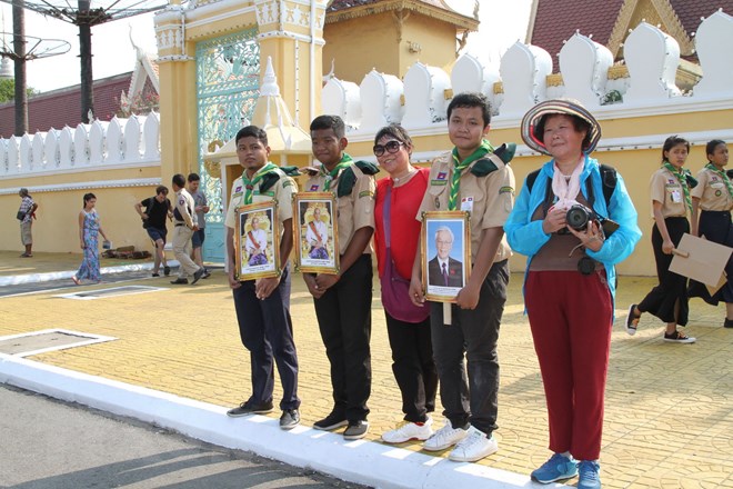  Các em học sinh Việt Nam tại Campuchia chào mừng Tổng Bí thư, Chủ tịch nước Nguyễn Phú Trọng phía ngoài Hoàng Cung. (Ảnh: Minh Hưng/TTXVN)   Các em học sinh Campuchia chào đón đoàn. (Ảnh: Minh Hưng/TTXVN)