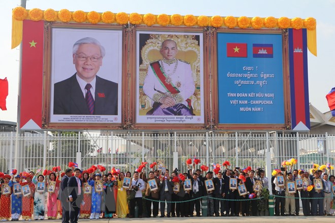  Đông đảo đại biểu, nhân dân đón Tổng Bí thư, Chủ tịch nước Nguyễn Phú Trọng tại sân bay Quốc tế Pochentong. (Ảnh: Minh Hưng/TTXVN)