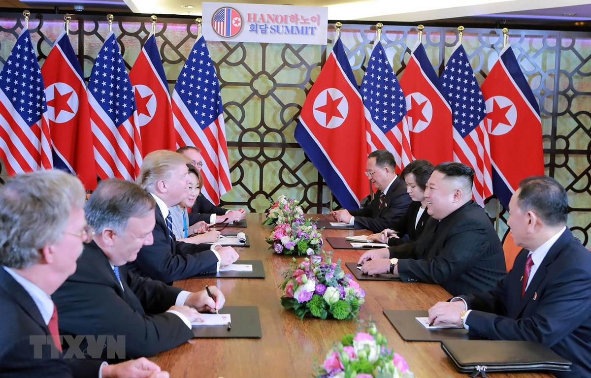 Tổng thống Mỹ Donald Trump (thứ 3, trái) và Chủ tịch Triều Tiên Kim Jong-un trong cuộc gặp tại Hội nghị thượng đỉnh Mỹ-Triều lần hai tại Hà Nội. (Ảnh: AFP/TTXVN)