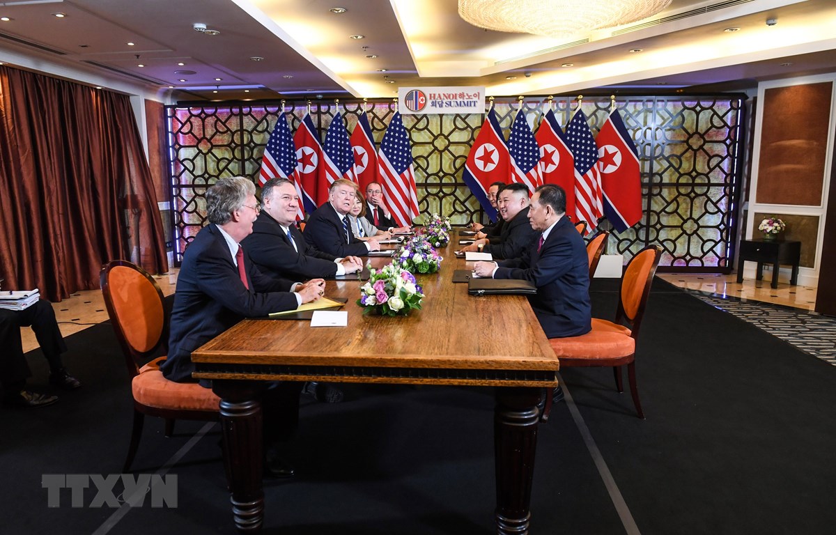 Tổng thống Mỹ Donald Trump (thứ 3, trái) và Chủ tịch Triều Tiên Kim Jong-un (thứ 2, phải) tại cuộc họp mở rộng với các quan chức hai nước trong ngày thứ hai của Hội nghị thượng đỉnh Mỹ-Triều lần hai ở Hà Nội, ngày 28/2/2019. (Ảnh: AFP/ TTXVN)

