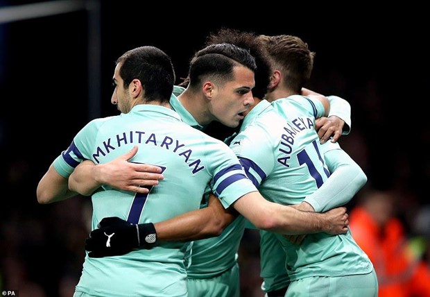 Thang may Watford, Arsenal tro lai top 4 Premier League hinh anh 1