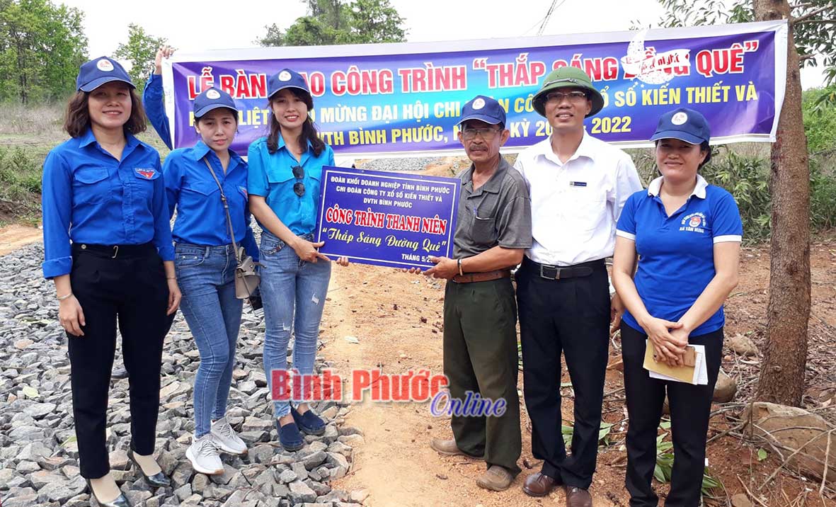 Bàn giao công trình thanh niên “Thắp sáng đường quê” ấp Pa Pếch, xã Tân Hưng