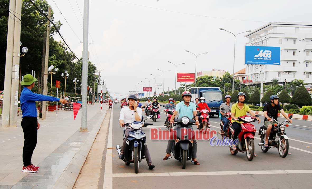 Người tham gia giao thông chấp hành hiệu lệnh, Luật Giao thông đường bộ trên quốc lộ 14, đoạn qua trung tâm thành phố Đồng Xoài (ảnh minh họa) - Sỹ Hòa