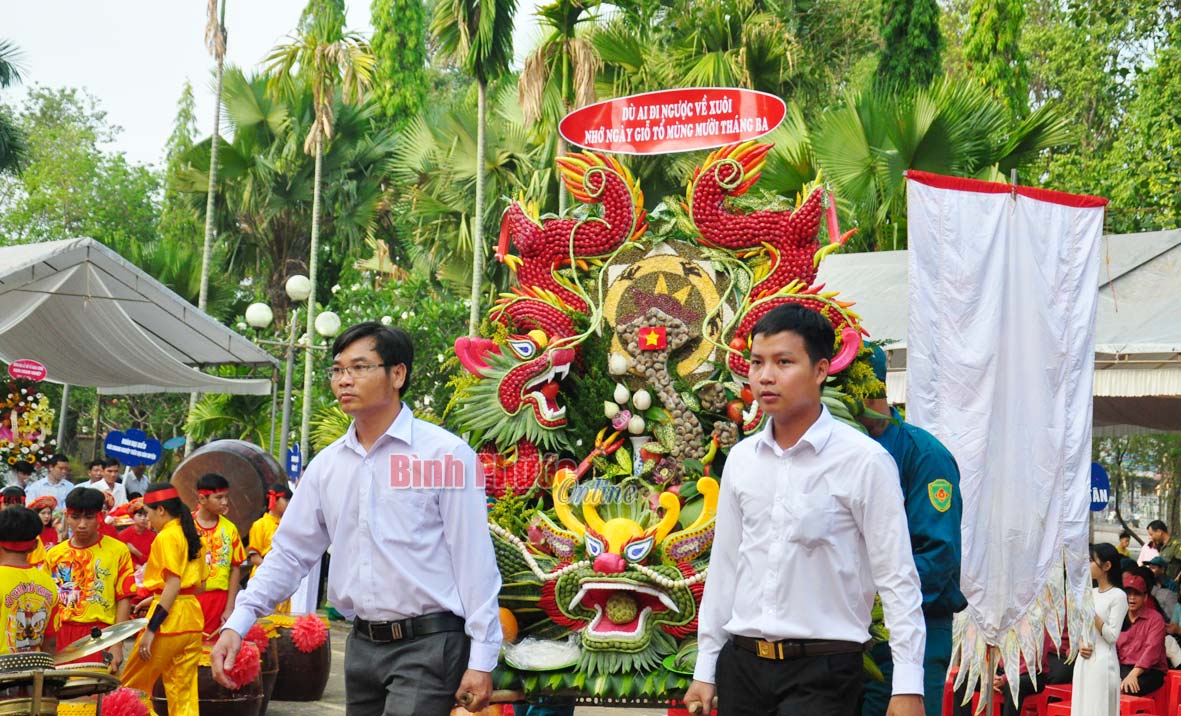 Từ sớm tinh mơ, các đơn vị mang mâm ngũ quả đến trưng bày tại đền thờ các Vua Hùng