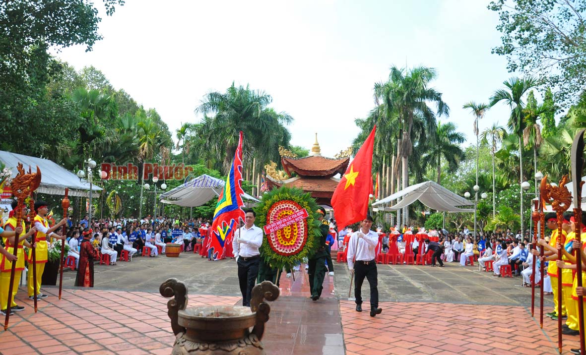 Vòng hoa mang dòng chữ “Đời đời nhớ ơn các Vua Hùng đã có công dựng nước”dâng lên các vị Quốc tổ là tấm lòng của các thế hệ hôm nay tri ân công đức các Vua Hùng và cầu mong tổ tiên phù hộ cho đất nước thịnh vượng, quốc thái dân an 