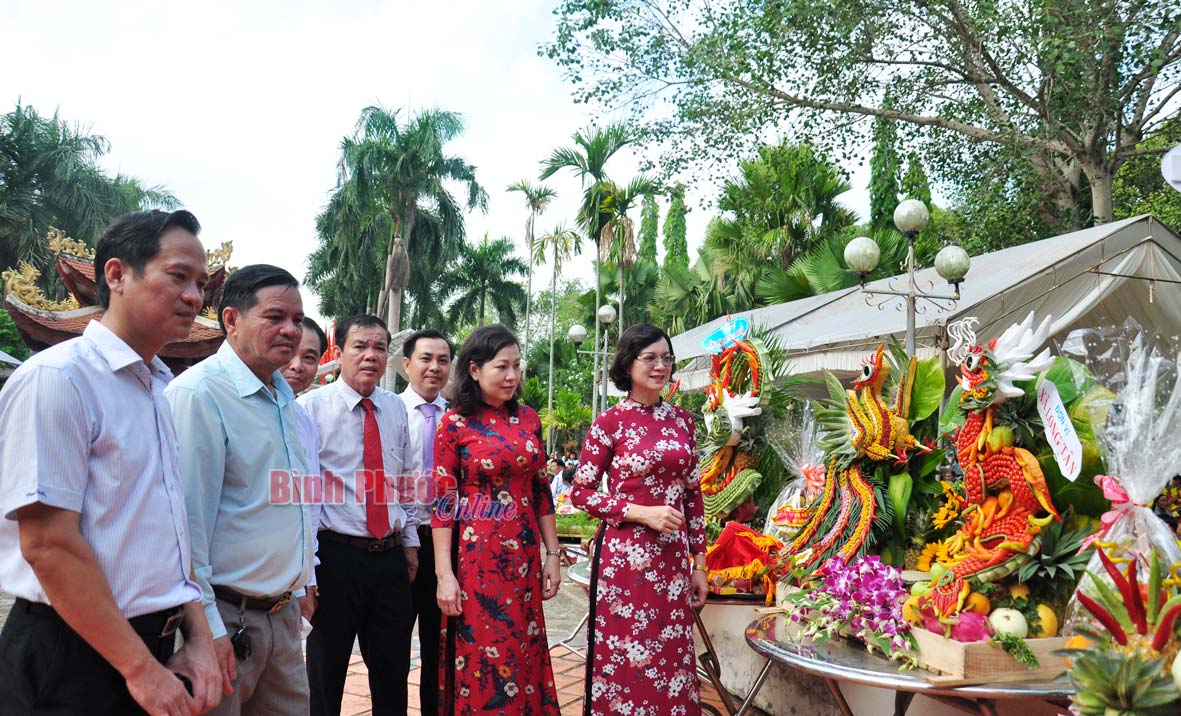 Lãnh đạo tỉnh thắp nhang và tham quan các mâm ngũ quả trưng bày tại lễ giỗ